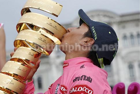 Il trionfo di Nairo Quintana che sul podio finale del 97° Giro d'Italia bacia la sua coppa: Il trofeo Senza Fine © Photo Bettini